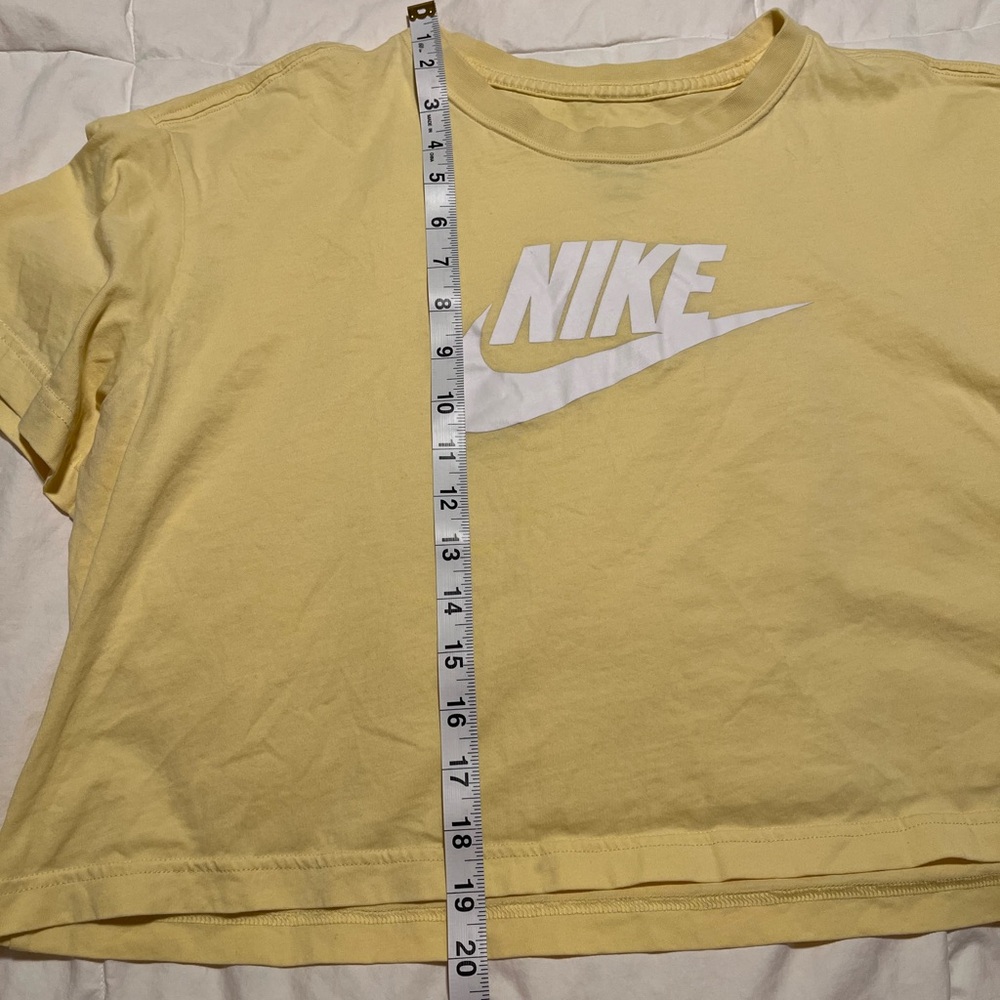 Nike Women's Butter Yellow Relaxed Fit Short Sleeve Crop Top Size XLarge - Picture 3 of 7